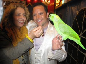 Wunderpapagei Tortuga und Michaela May klein